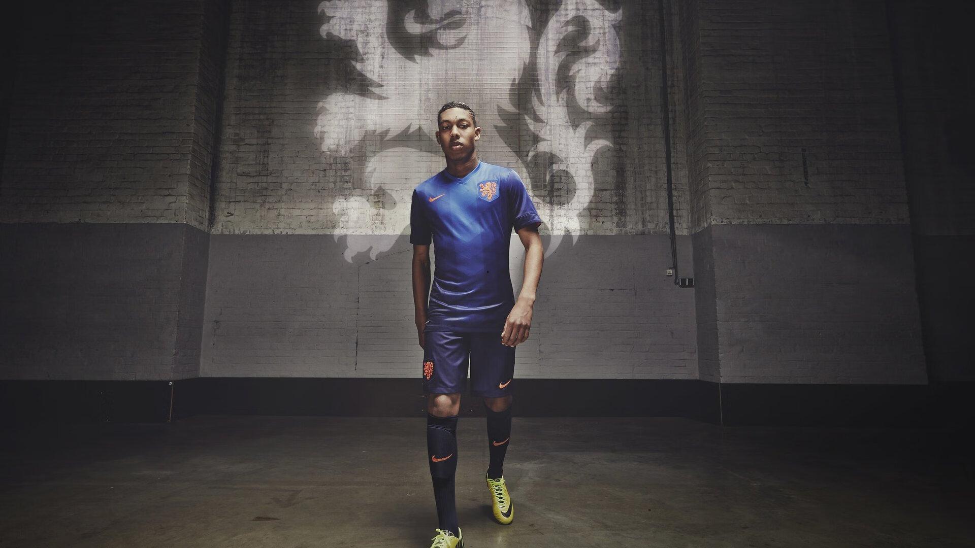 观战B队武磊身影引追忆，绿茵呼唤理解万岁的时代共鸣